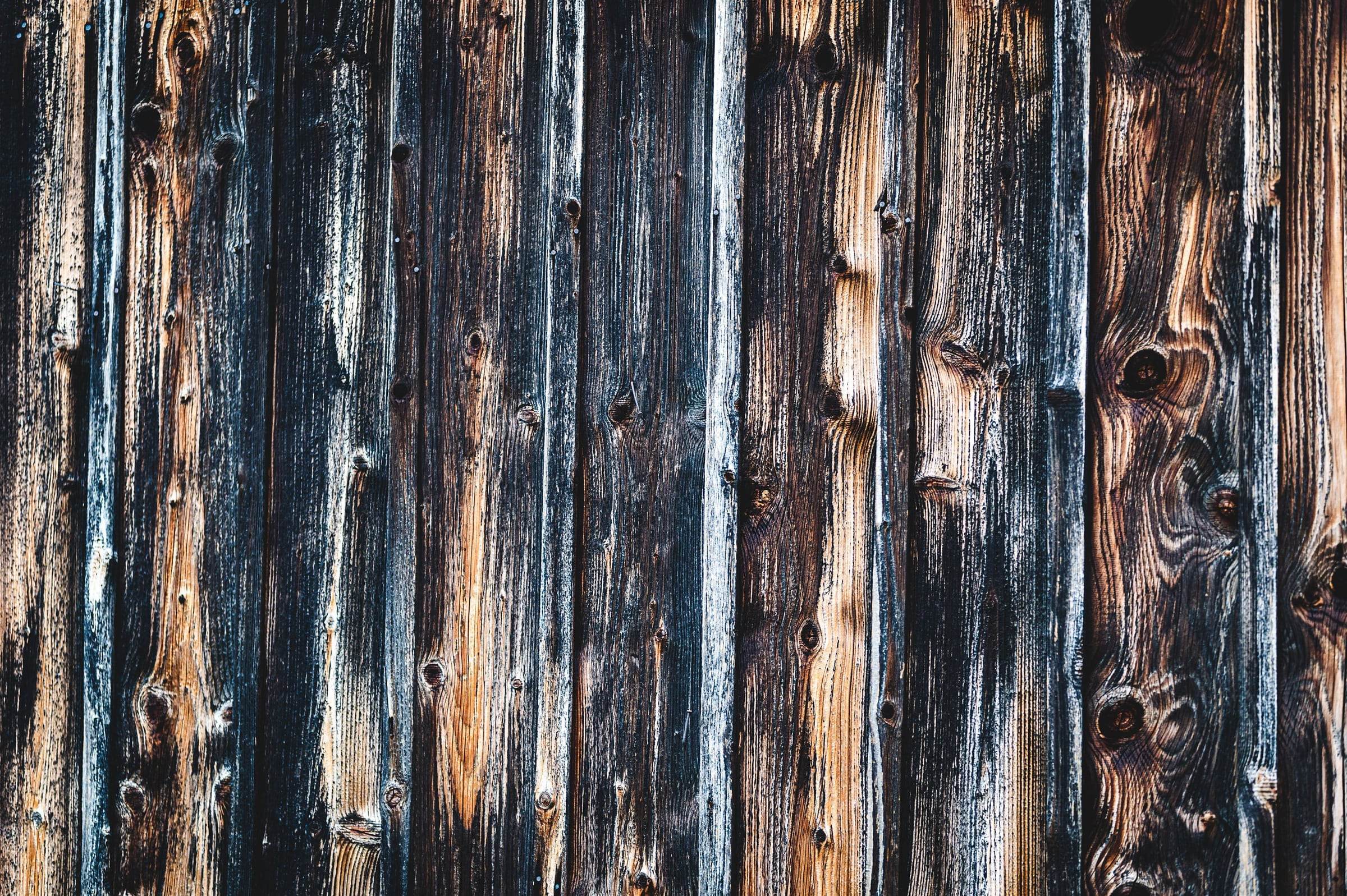 Planches de vieux bois brossé, veinage en relief, nœuds sombres et reflets gris